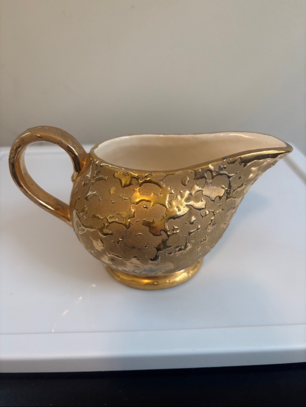 24K Gold Gilt Ceramic Gravy Boat
Decorative Serving Piece Vintage